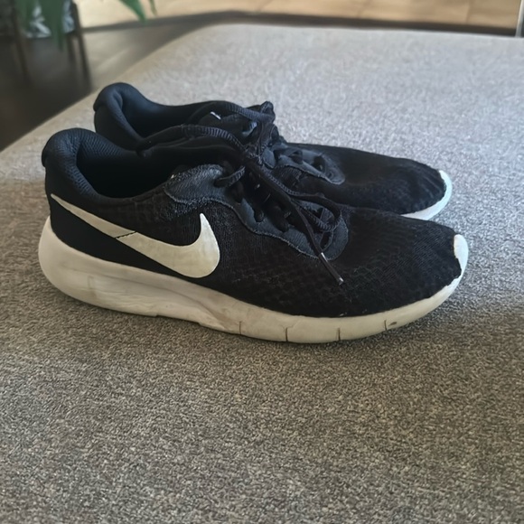 Nike Running Shoes size 6 black with white stripe - Picture 1 of 6
